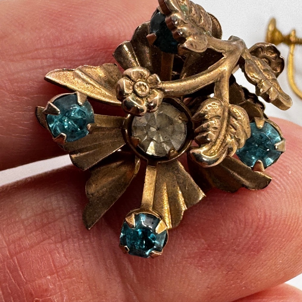 Vintage 1940s Floral Screwback Earrings Gold Tone Aqua Rhinestone Bouquet‎ - Picture 10 of 10